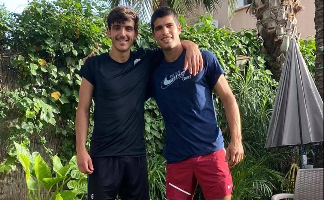 El futbolista Gonzalo Villar y el tenista Carlos Alcaraz posan juntos tras el entrenamiento.