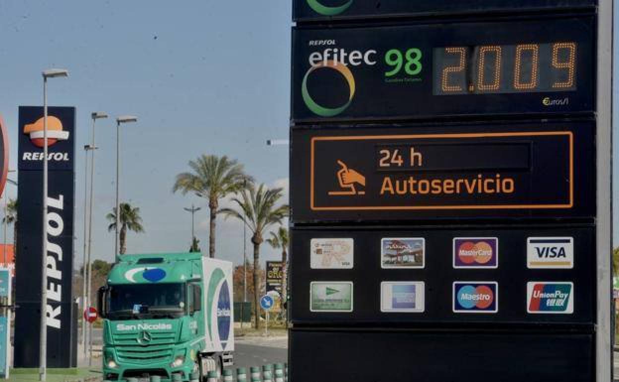 Una gasolinera de Murcia muestra el coste del combustible, por encima de los dos euros, en una imagen de archivo. 