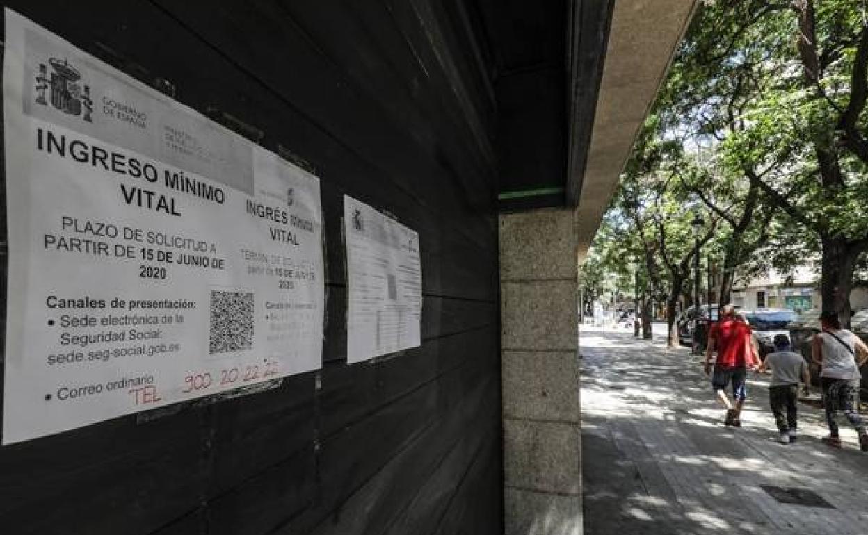 Una oficina cerrada donde se informa del Ingreso Mínimo Vital, en una imagen de archivo. 