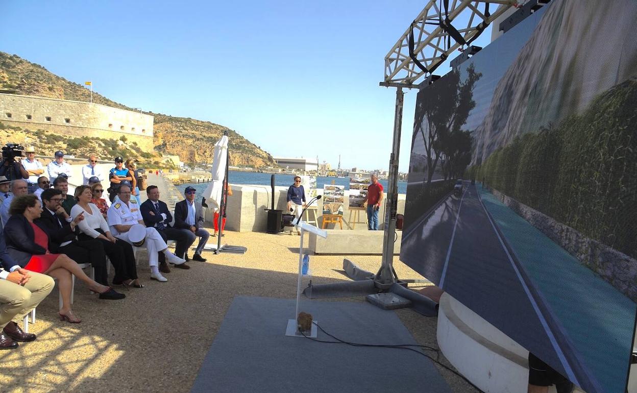 Presentación junto al faro de Navidad de las actuaciones en la carretera del Espalmador. 