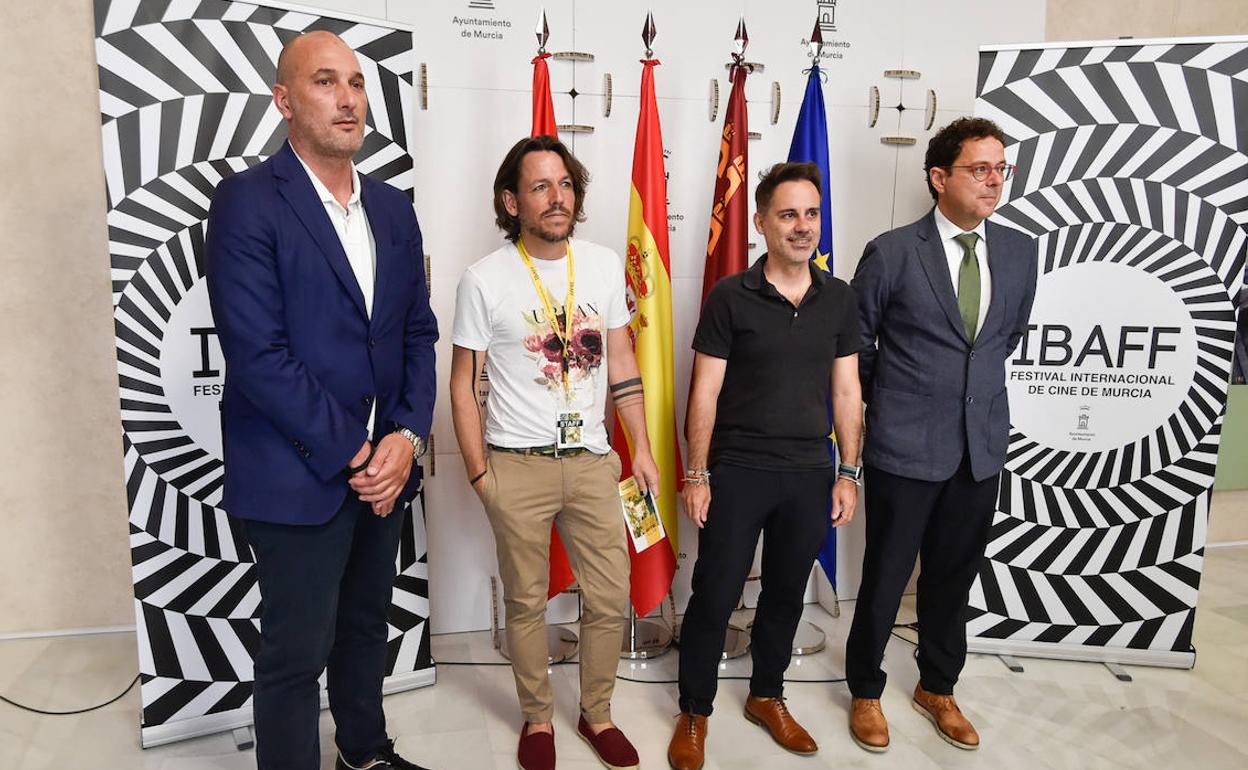 El concejal de Cultura, Turismo y Deportes, Pedro García Rex, Jesús de la Peña Sevilla y el director del festival presentan la XII edición del Festival Internacional de Cine de Murcia IBAFF.