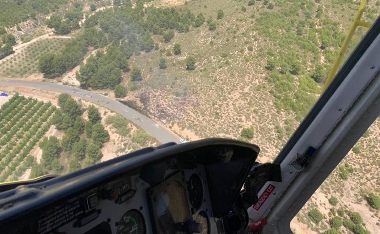 Efetivos trabajando en la extinción de incendio forestal de Calasparra, este viernes.