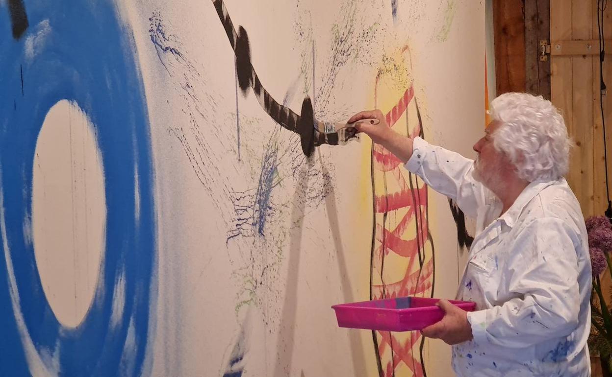 Cristobal Gabarrón, pintando este sábado un mural en Wesenberg (Alemania).