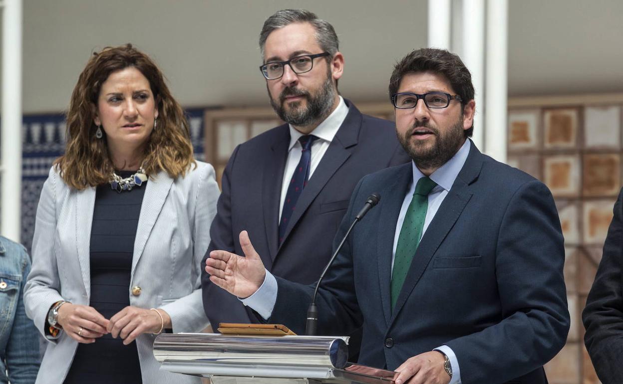 Patricia Fernández, Víctor Martínez y Fernando López Miras, durante la primera comparecencia de este último como candidato a la Presidencia en sustitución de Pedro Antonio Sánchez, en abril de 2017.