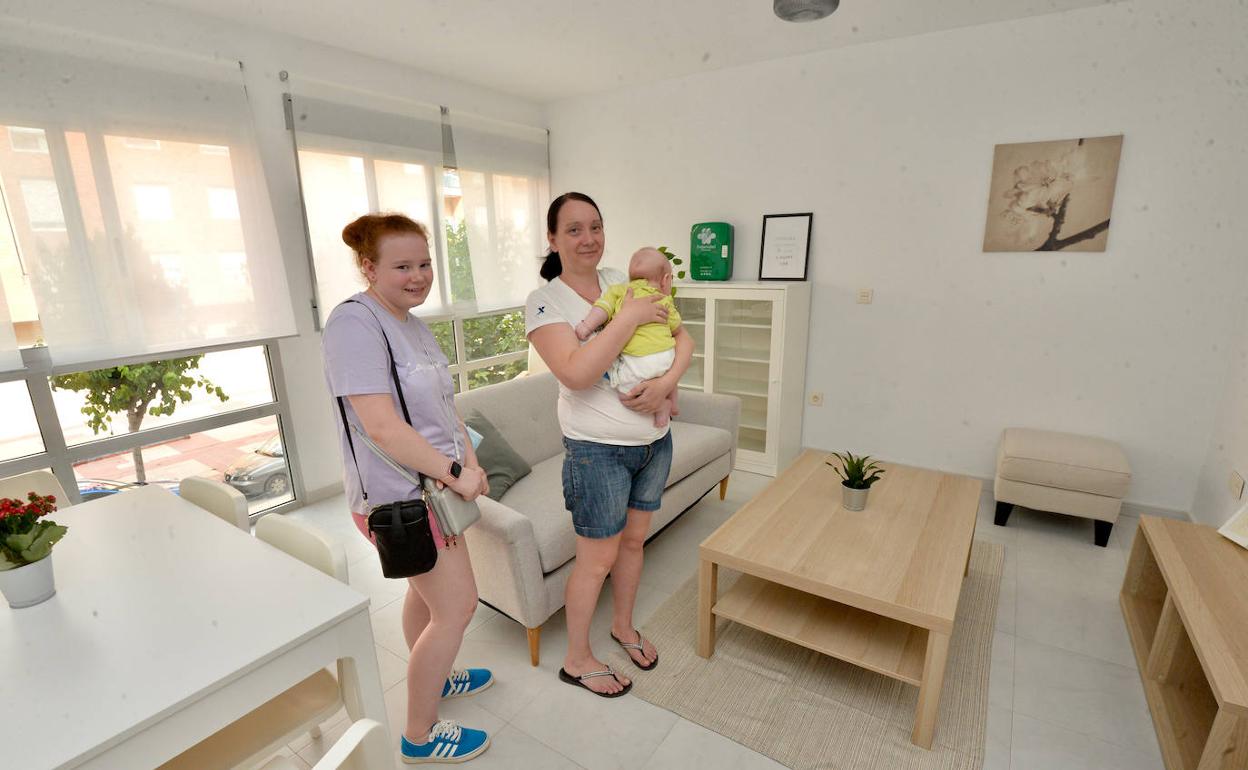 Una familia ucraniana en una de las viviendas cedidas por el Ayuntamiento de Murcia.