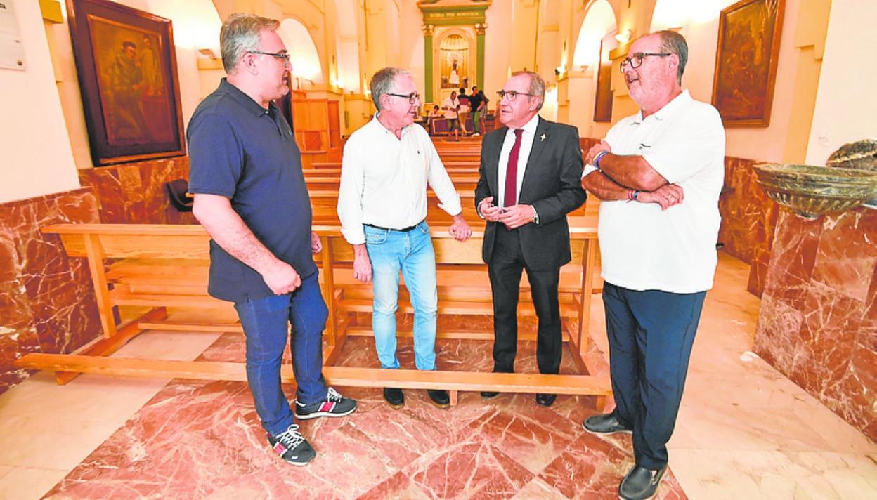 Diego Avilés (2d), ayer, junto a miembros de su equipo. 