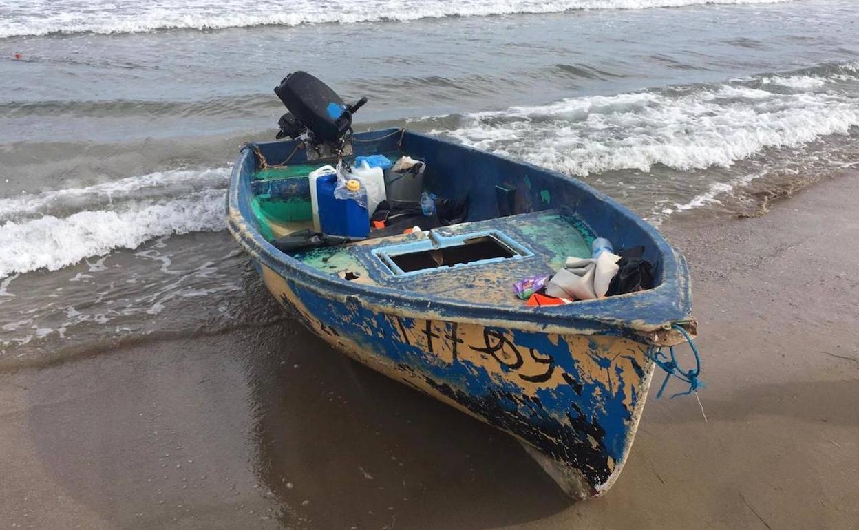 Una patera en las costas de la Región de Murcia, en una imagen de archivo. 