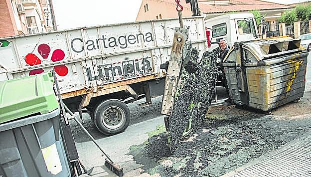 Queman 19 contenedores en Cartagena, siete de ellos en la zona de los disturbios