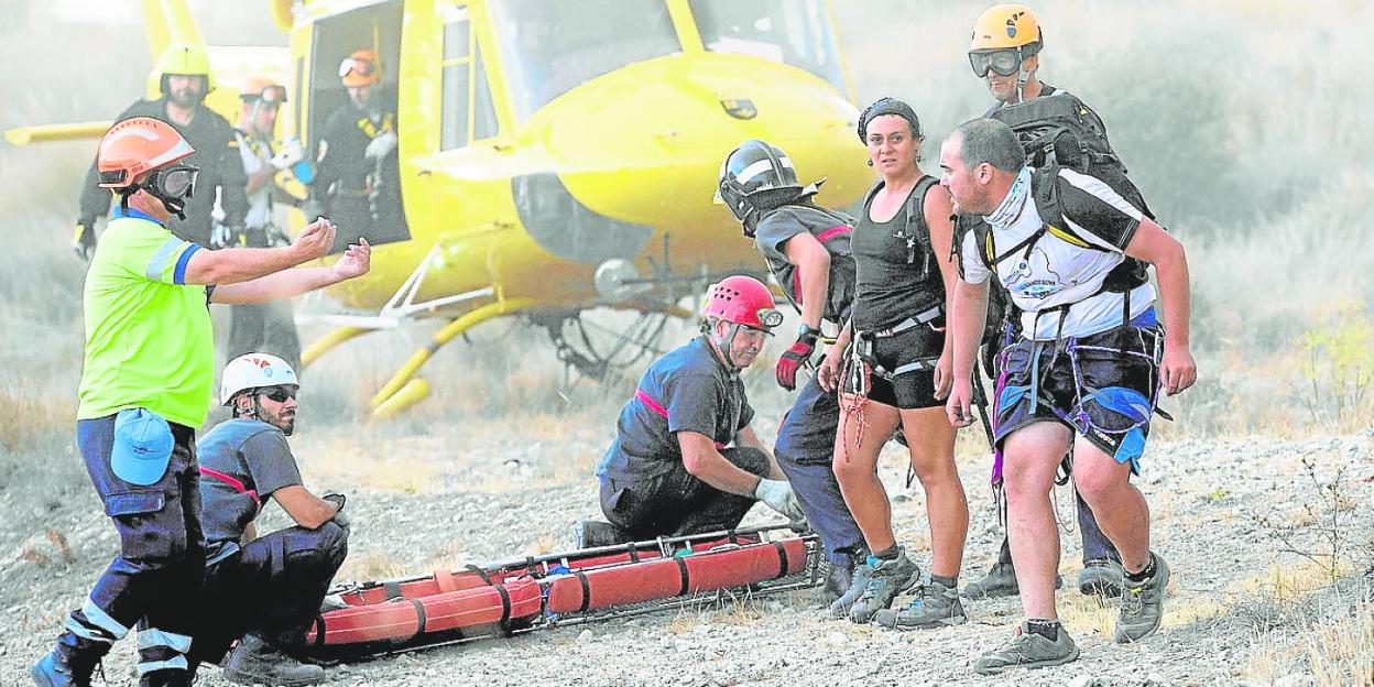 Servicios de Emergencias rescatan el cuerpo de un montañero en 2014 en Pico Almorchón, en Cieza. 