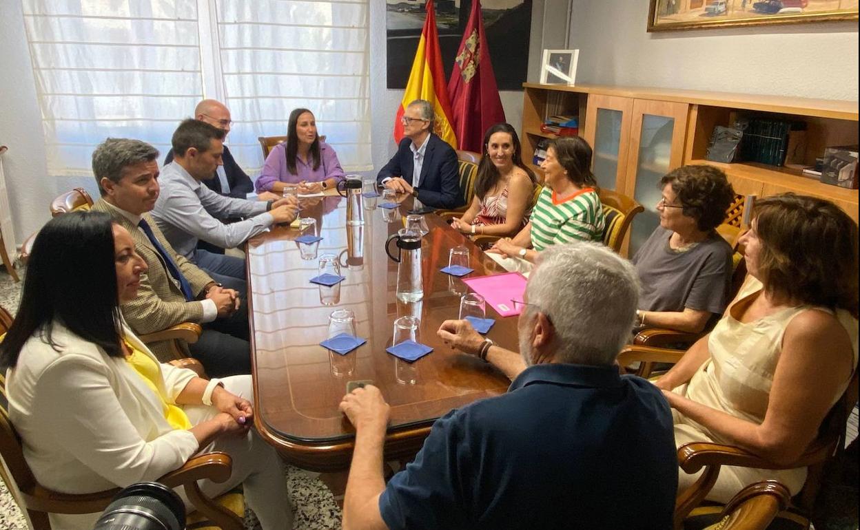 Juan José Pedreño, junto al director gerente del Servicio Murciano de Salud (SMS), Francisco José Ponce, durante la reunión con la alcaldesa de Yecla, Remedios Lajara.