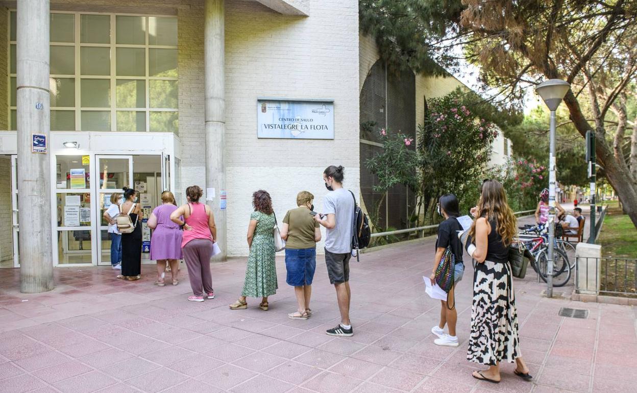 Colas en un centro de salud de Murcia en una imagen de archivo. 