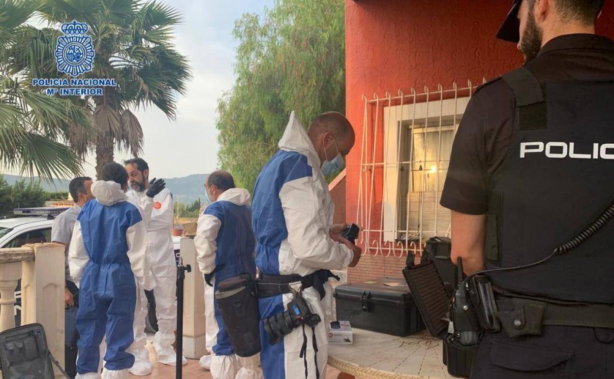 Agentes de la Policía Nacional, durante el registro de la vivienda.