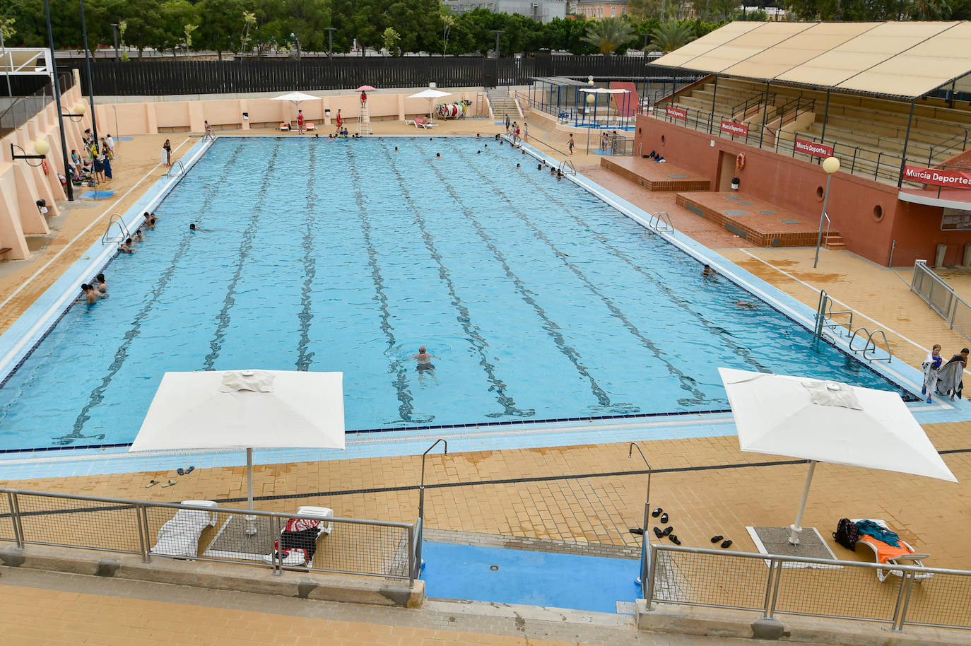 Fotos: Primeros chapuzones en la piscina Murcia Parque