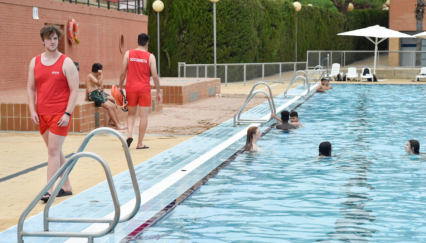 Fotos: Primeros chapuzones en la piscina Murcia Parque