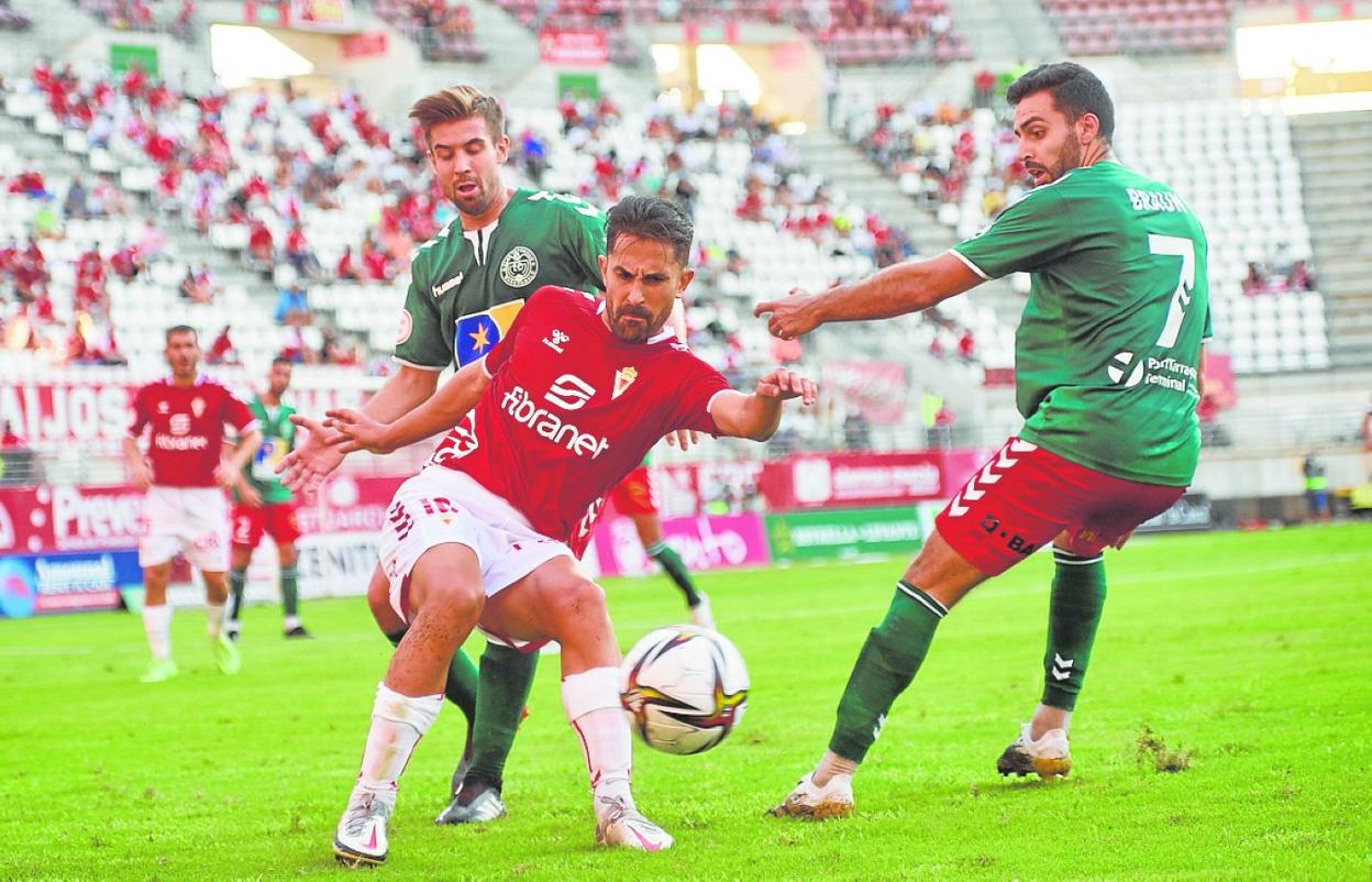 Javi Saura intenta controlar un balón en el Real Murcia-Marchamalo del pasado curso. 