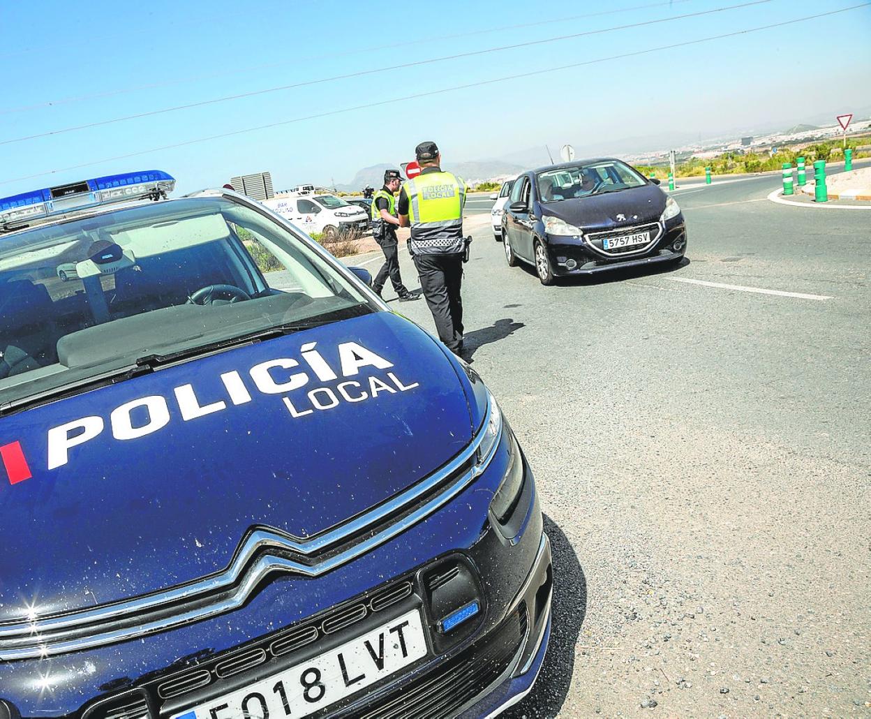Dos agentes de la Policía Local, durante un control de tráfico en mayo. 