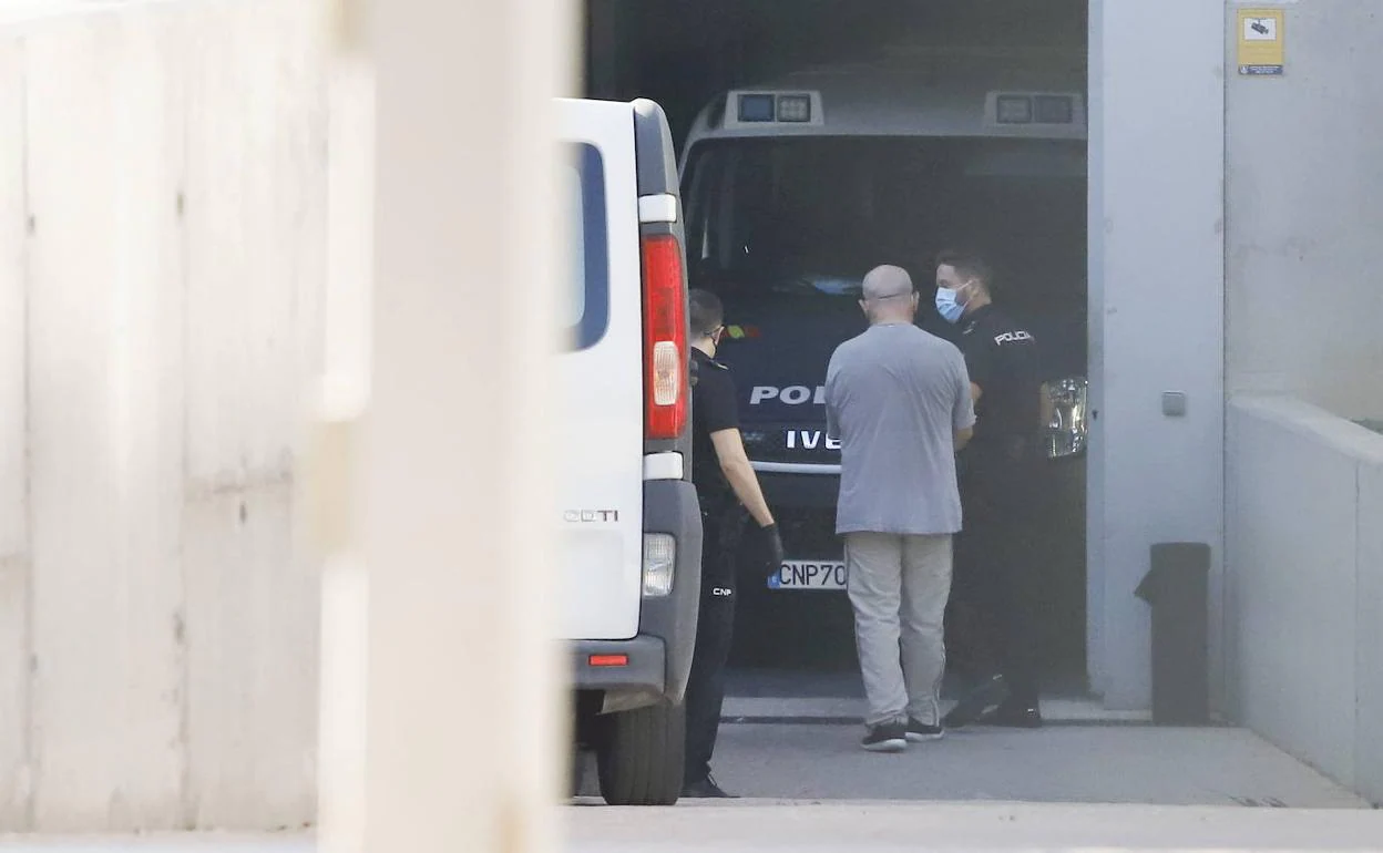 Muere un anciano al caer por las escaleras de un polideportivo en