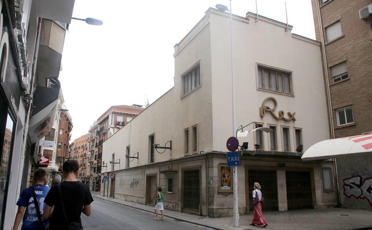 Viandantes junto al cine Rex, cerrado, en una foto del pasado martes.