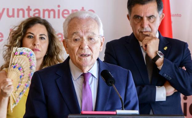 Zamora presenta la memoria junto a Santos y Serrano.