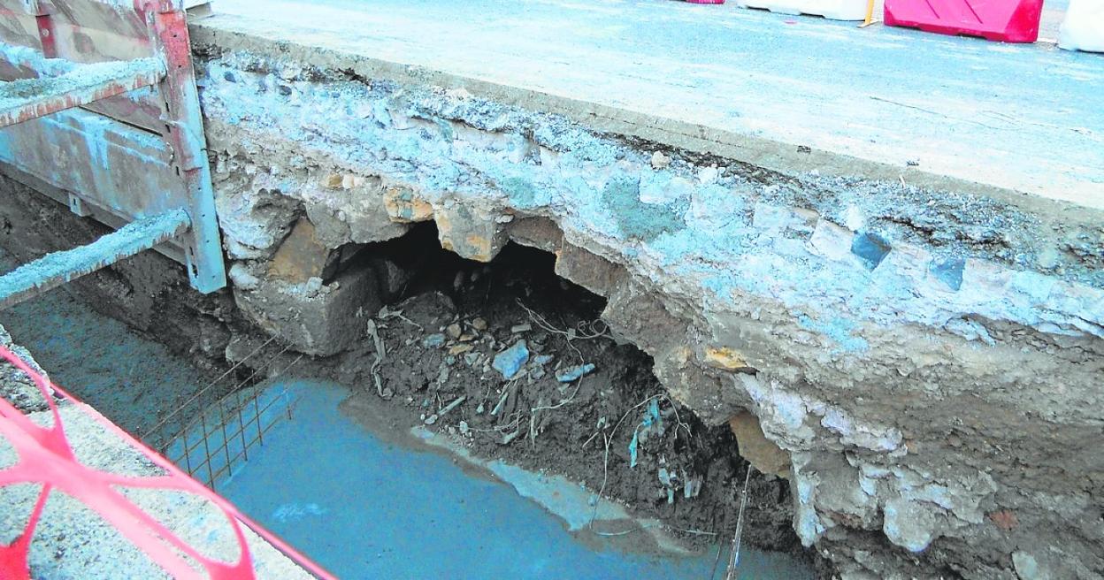 Detalle del puente enterrado bajo la carretera y bajo el que discurre la acequia de Alguazas. 