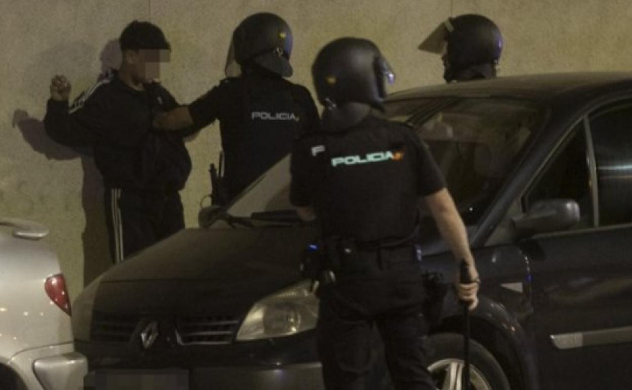 Agentes antidisturbios de la Policía Nacional cachean a un chico durante la noche de San Juan en Urbanización Mediterráneo.