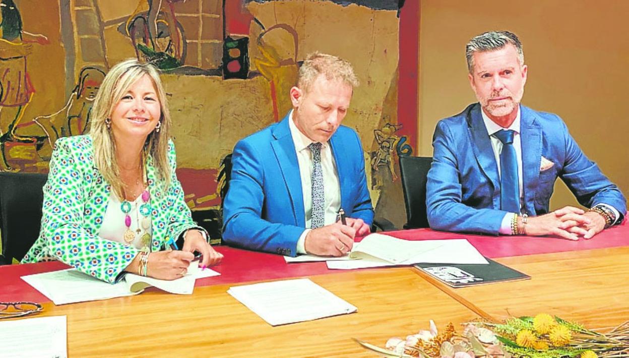 Olga García, Antonio León y Antonio Miras, en la firma del convenio. 