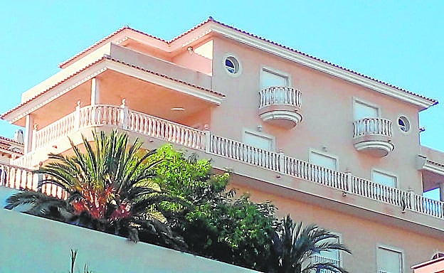 Chalé ubicado en Bolnuevo, donde cuesta pasar el mes de agosto completo más de 25.000 euros.