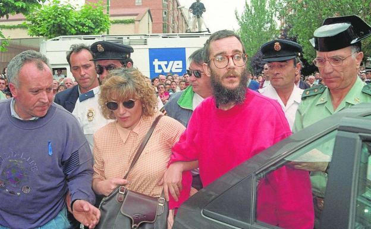 José Antonio Ortega Lara, junto a su esposa Domitila, llega a su casa en Burgos tras su liberación. 