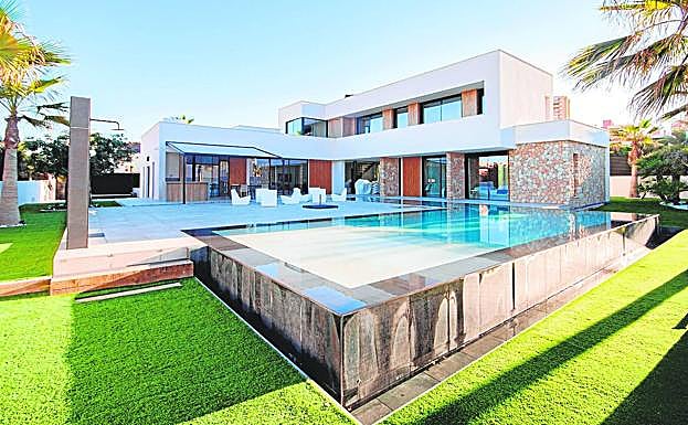 'Villa Gawy II' también está en la zona de Monte Blanco, Cartagena. Tiene cinco habitaciones y un jardín con piscina.