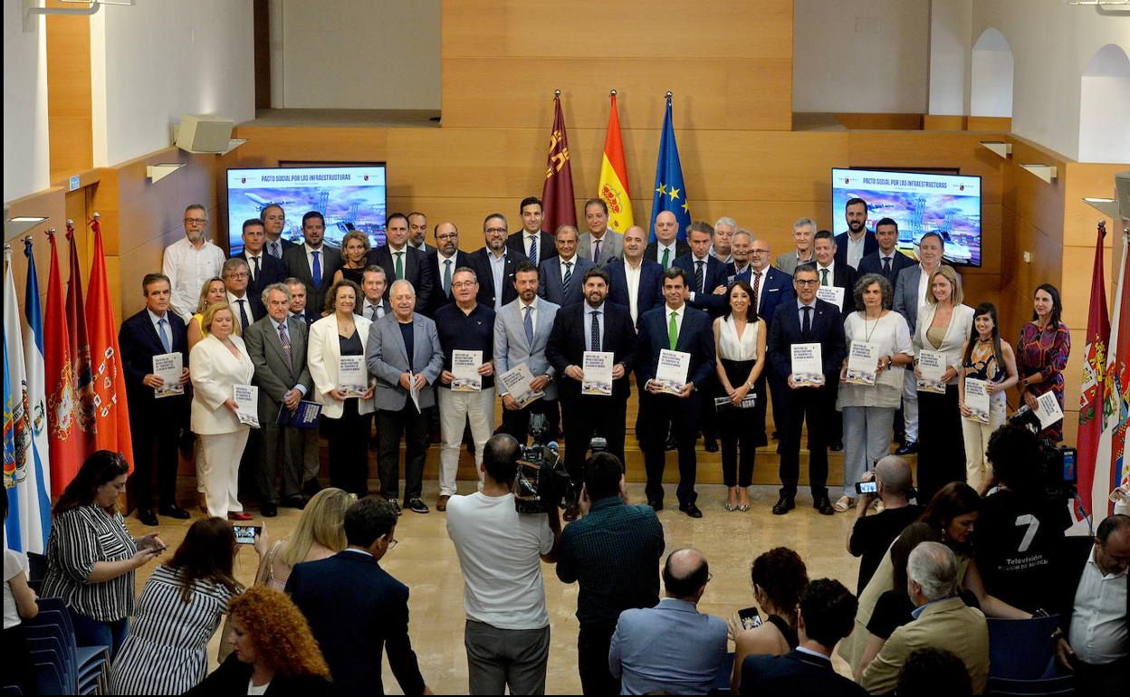 Los representantes de las 37 entidades firmantes del Pacto por las Infraestructuras posan en el Palacio de San Esteban.