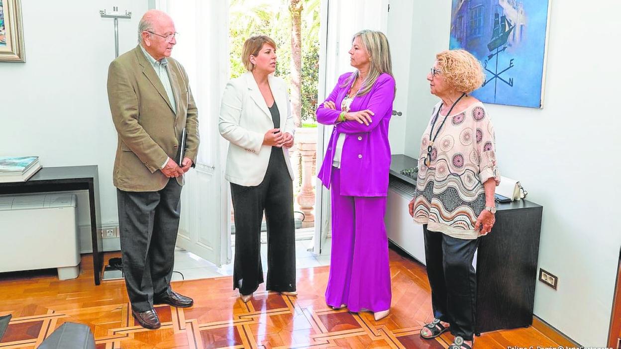 Carlos Egea, Noelia Arroyo, Olga García y Mercedes García, ayer en el Palacio Consistorial. 