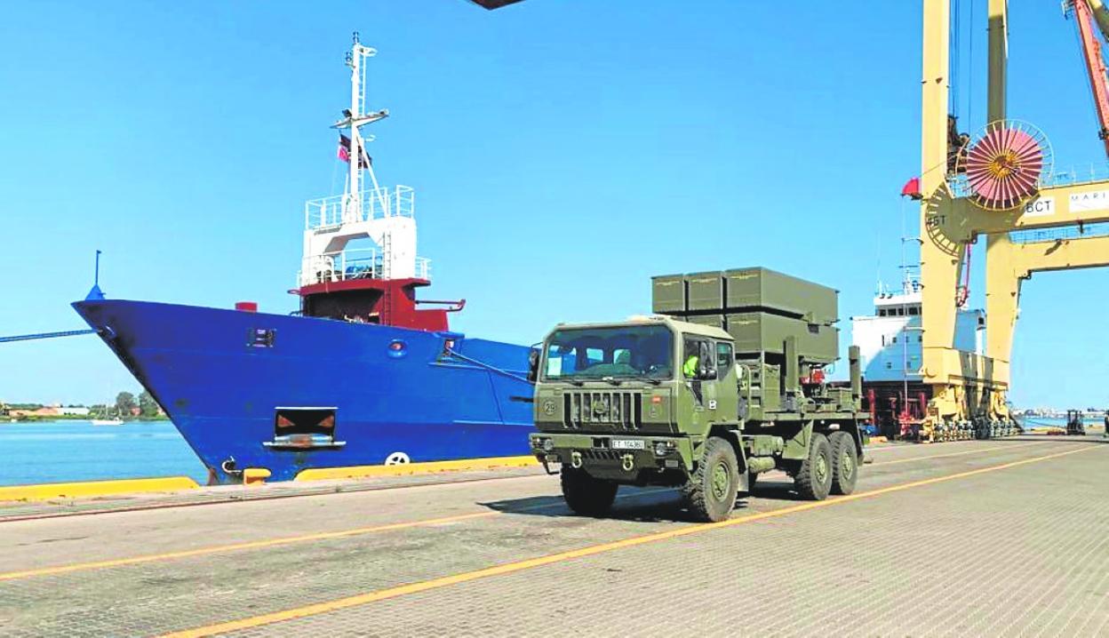 Un camión del RAAA 73, con lanzadores de misiles, desembarca en el puerto de Riga. 