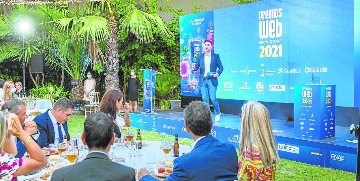 Los asistentes escuchan con antención a Iñaki Urrutia, presentador de la pasada edición. 