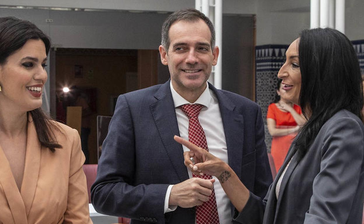 El portavoz del Grupo Parlamentario Vox, Juan José Liarte (cen.), este martes en la Asamblea Regional.