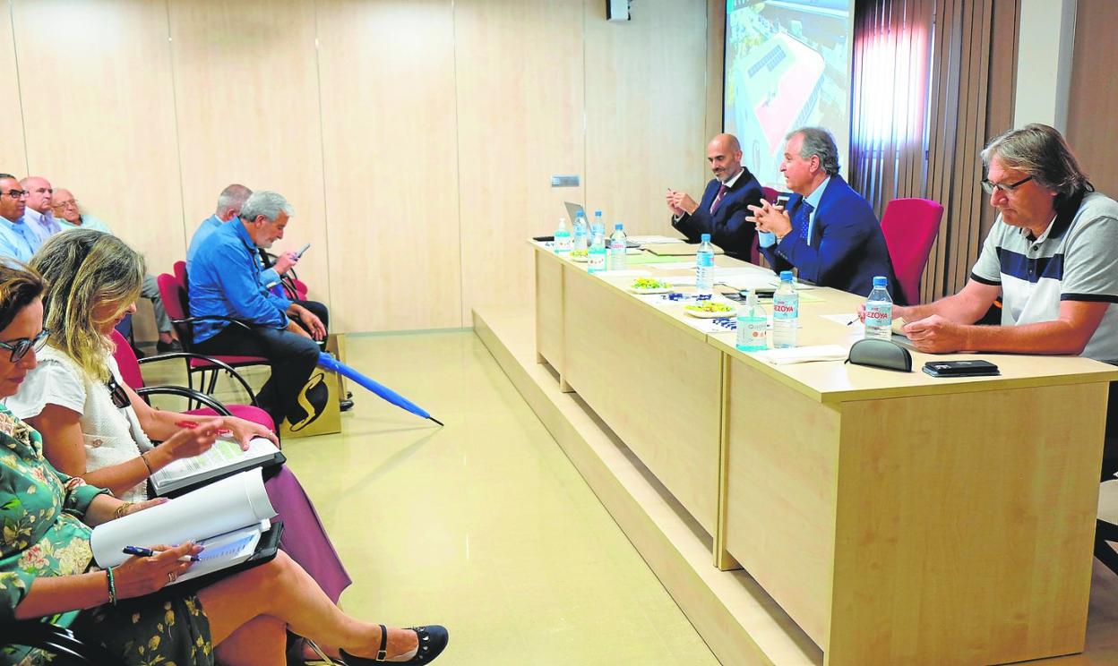 Apertura de la asamblea general de Sermuco a cargo del presidente de la cooperativa, Julián Díaz. 