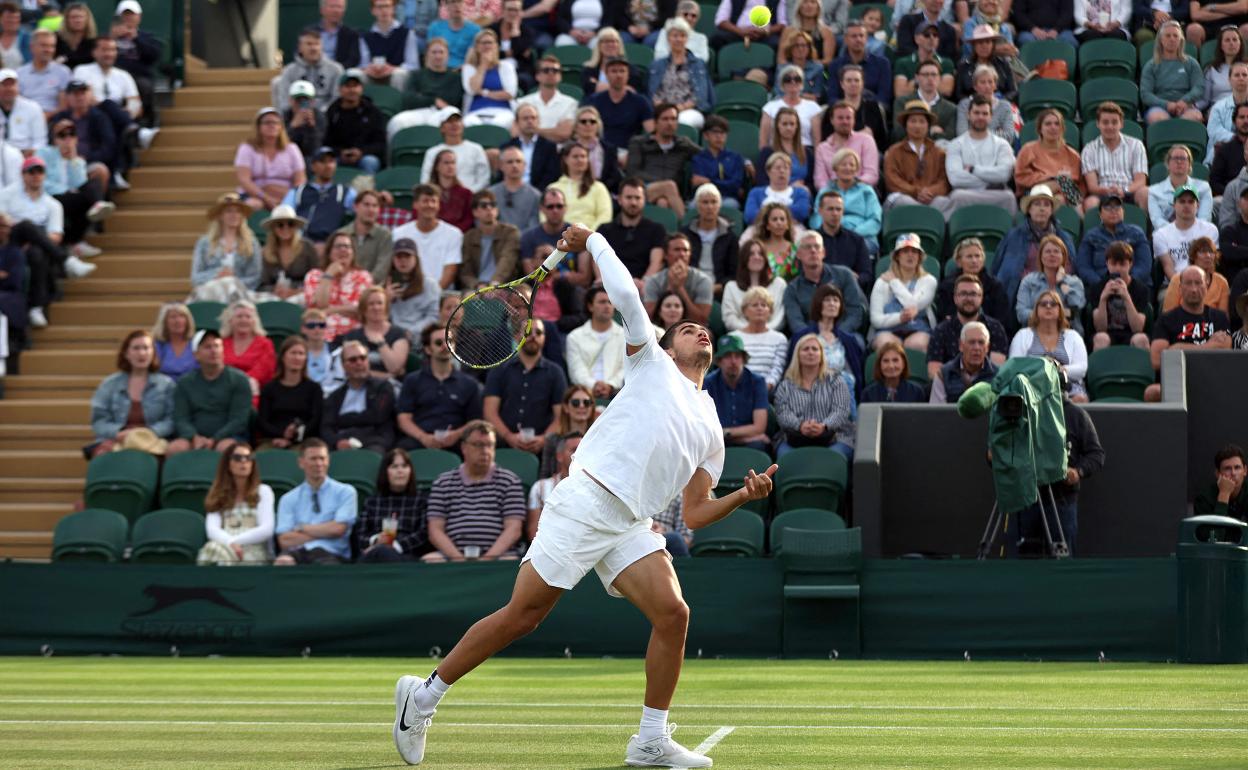 Carlos Alcaraz se prepara para devolver una bola en el partido que ganó al neerlandés Griekspoor en la segunda ronda de Wimbledon. 