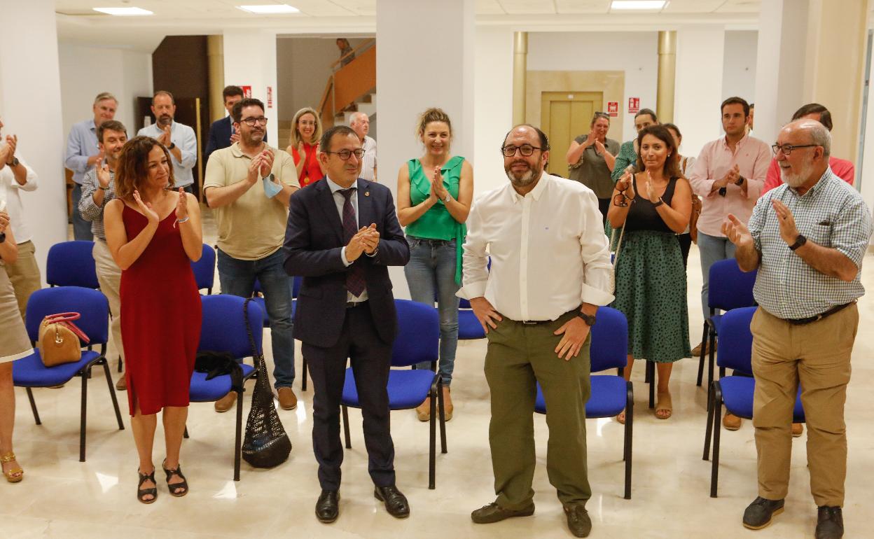 José María Campoy recibe el aplauso de los asistentes a la asamblea tras ser proclamado presidente de La Curia.