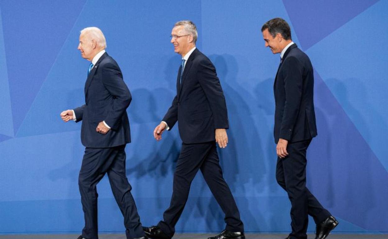 Pedro Sánchez y Jens Stoltenberg, secretario general de la OTAN, siguen los pasos de Joe Biden durante la inauguración de la cumbre. 