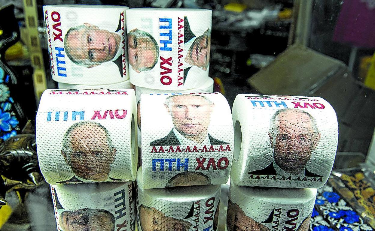 El gran villano. El rostro de Vladimir Putin decora rollos de papel higiénico en un establecimiento de recuerdos de Kiev.