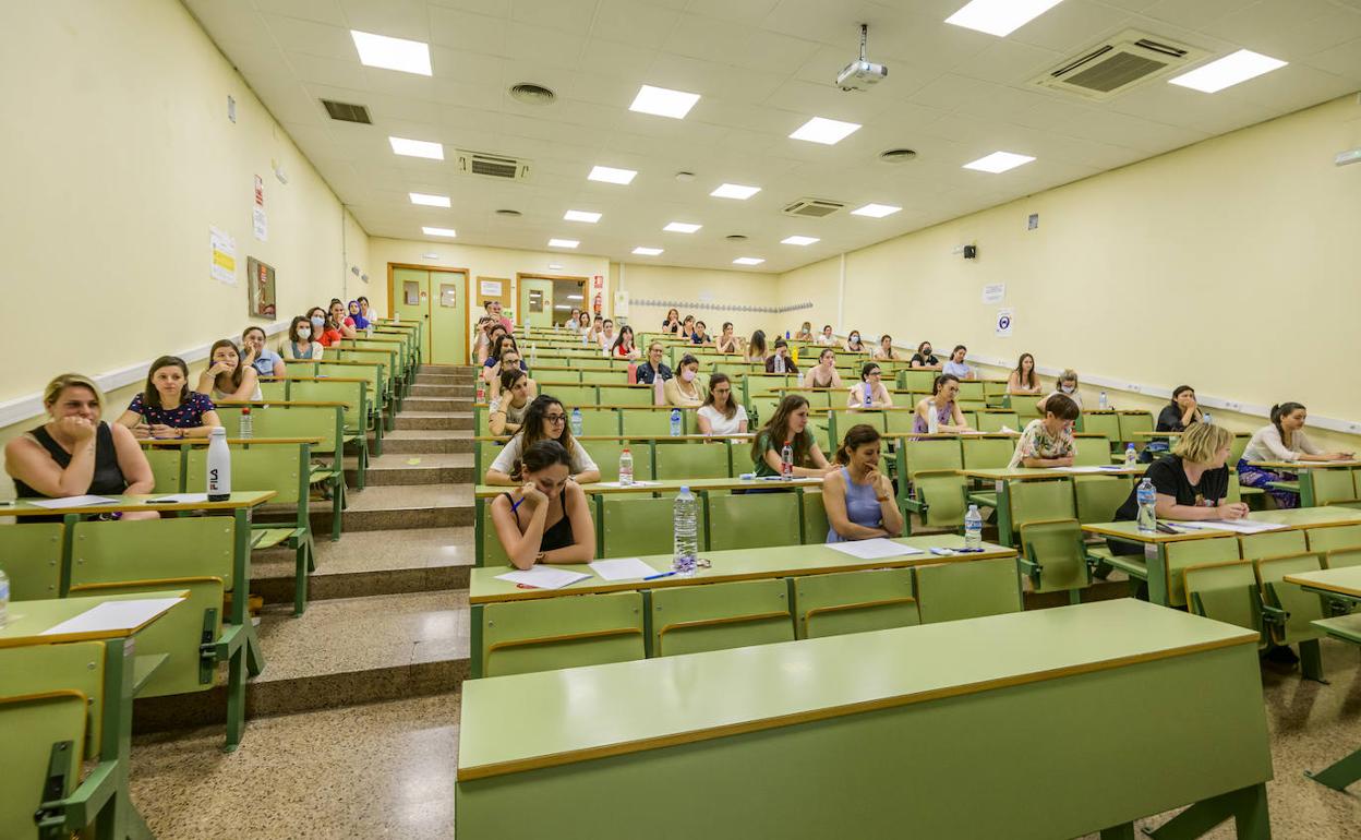 Examen de las oposiciones a maestro, en el aulario Giner de los Ríos de la UMU, hace dos semanas.