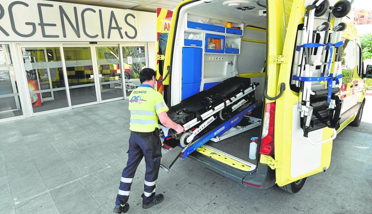 Un profesional prepara una ambulancia, ayer, en el Hospital Virgen del Castillo de Yecla. 