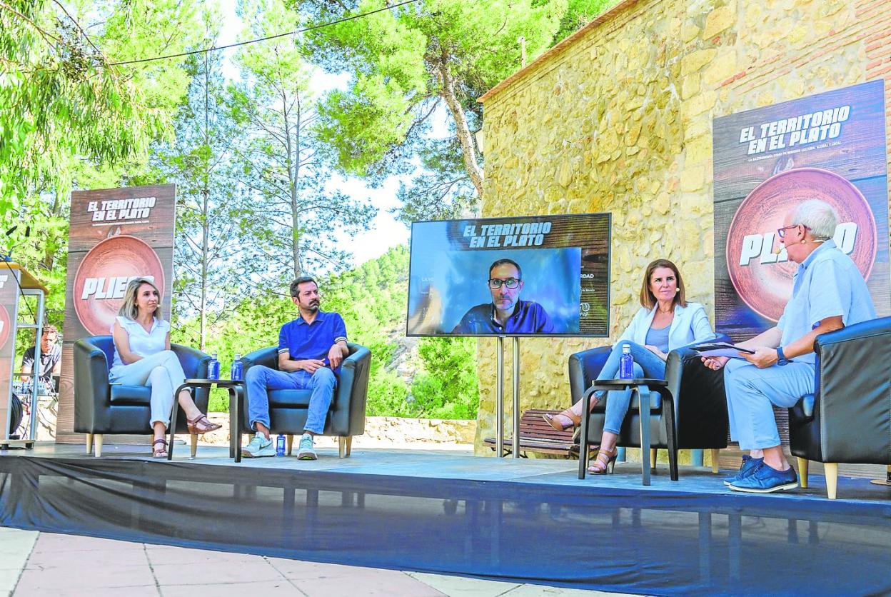 De izq. a dcha., Rocío Alcántara, Kiko Sánchez, David Mora y Mónica Meroño, con el moderador Pachi Larrosa, en la primera mesa redonda. 