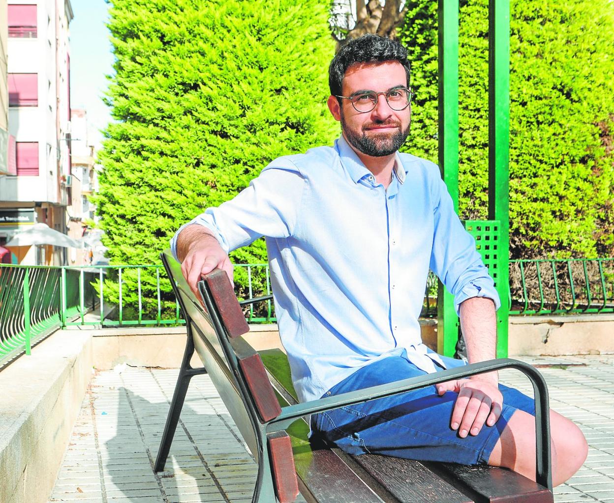 El profesor Francisco José Montiel posa en el parque de San José de Lorca.