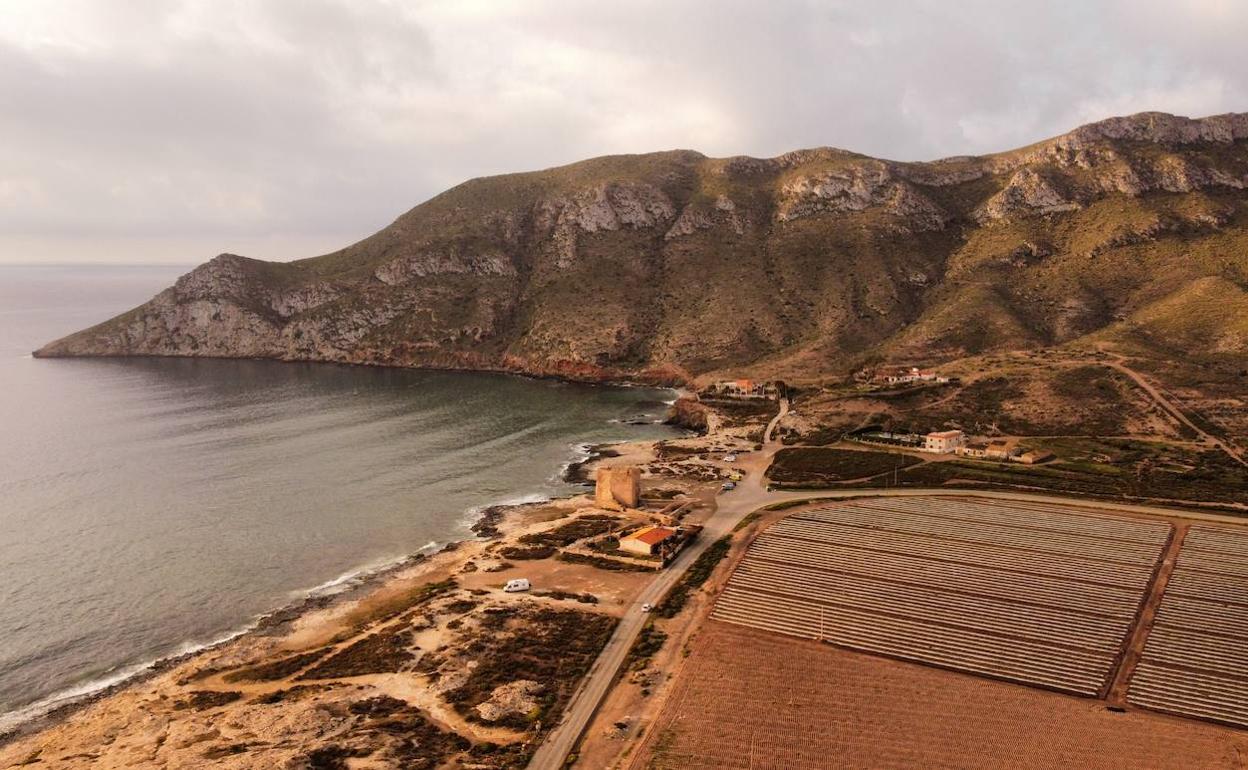 Imagen aérea de Cabo Cope, la ensenada de la Fuente y la torre defensiva del siglo XVI.