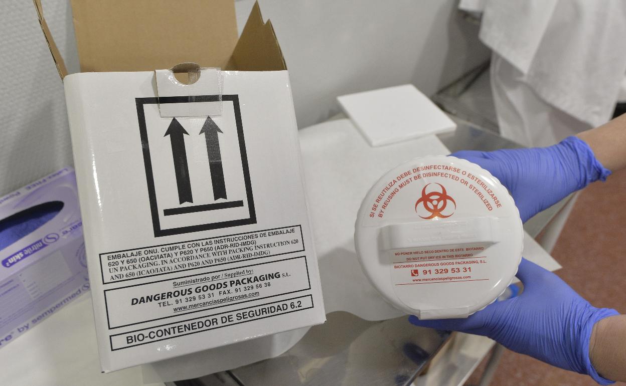 Un sanitario traslada una muestra biológica en el servicio de Microbiología de La Arrixaca. 