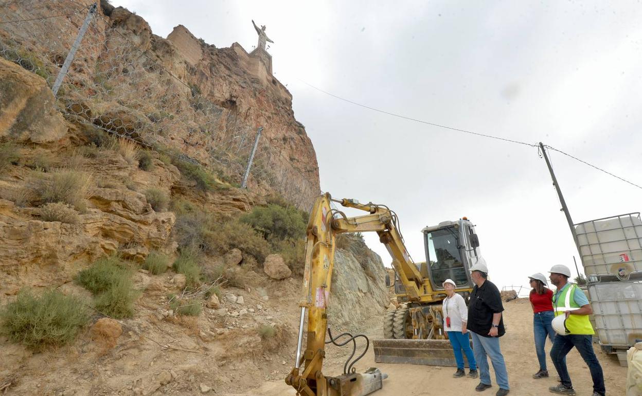 La rehabilitación se centra en el frente sur del promontorio del castillo; en la imagen, la zona preparada para la grúa. 
