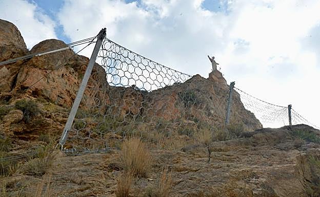 Malla metálica protectora contra los desprendimientos de rocas.
