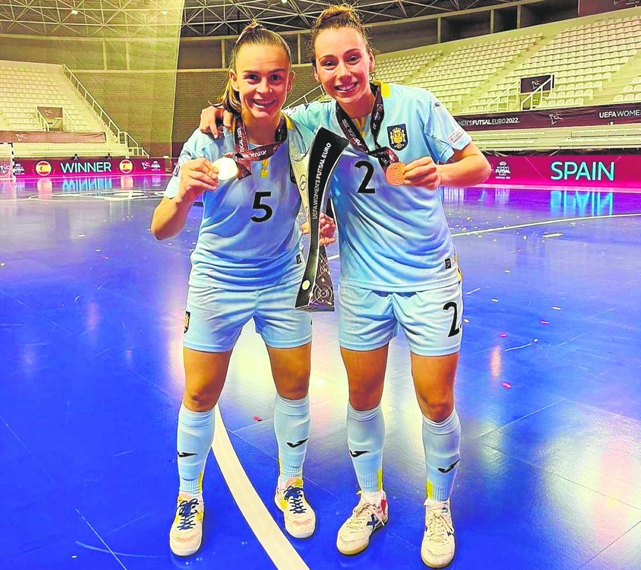 La cartagenera Mayte Mateo y la muleña Noelia Montoro celebran en Portugal el título europeo. 