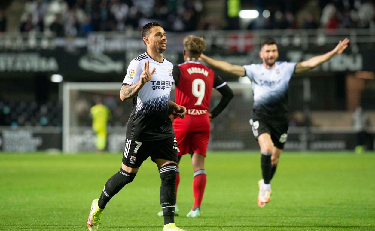 Rubén Castro celebra su doblete al Mirandés. 