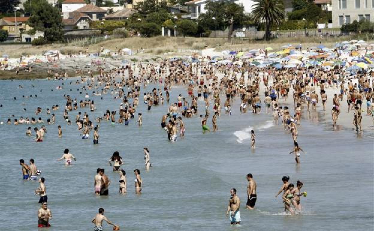 Bañistas en una playa de las Rías Baixas de Vigo (Pontevedra). 